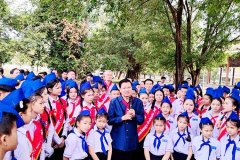 通伦主席会见全国儿童青年 勉励学科技修品德建