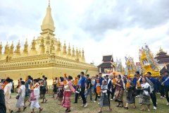 老挝宗教文化盛事熠熠生辉 塔銮节蜡像城堡游行